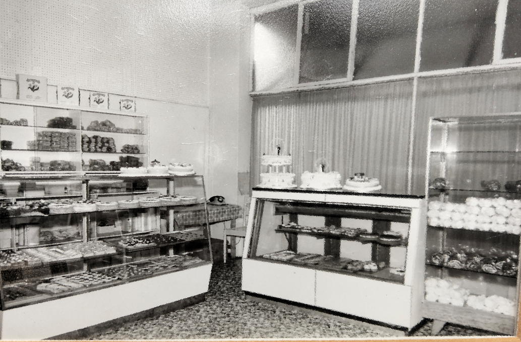 Tulip shop 1964 - NellvanderLoo.com - Your safe, nurturing space to simply be - embrace self-kindness - table of 8 - lekker plekkie - hekoort